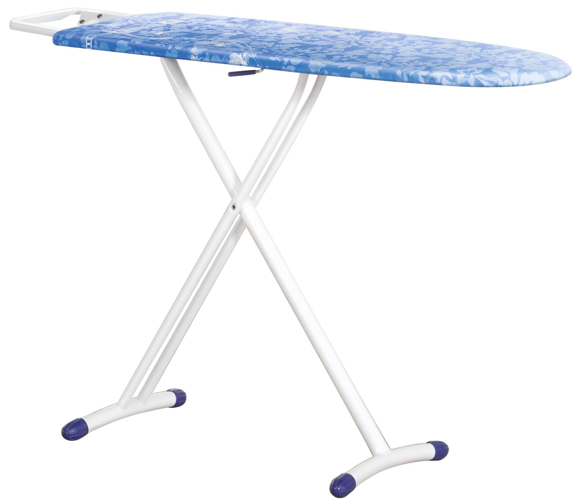 Une table à repasser, cadre blanc, dessus à motifs bleus. Les pieds sont croisés et elle est prête à l'emploi.