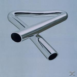 Chrom-Dreieck-Musikinstrument mit abgerundeten Kanten, vor hellblauem Hintergrund.