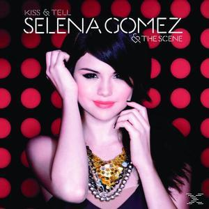 Selena Gomez auf dem Albumcover. Roter Punkthintergrund. Schwarzes Haar, Hände im Gesicht, goldene Halskette.