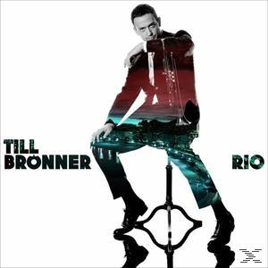Mann im Anzug mit Trompete, überlagert mit einer Stadtszene. Albumcover mit Text, Till Brönner, Rio.