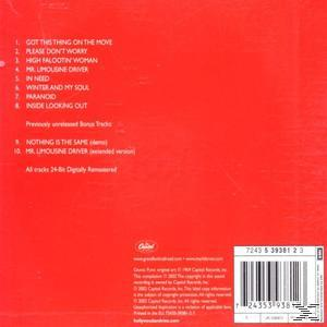 Achterkant van een album met een rode achtergrond en tracklist. Barcode en andere tekst staan onderaan.