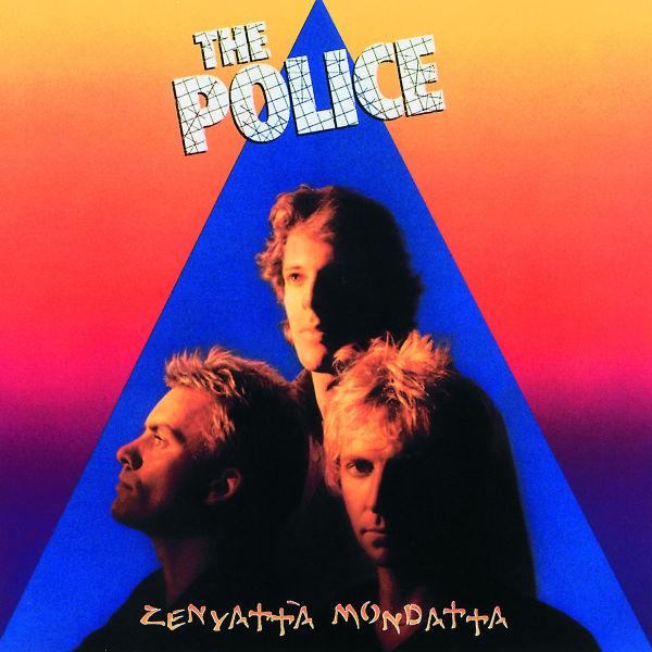 Albumcover von The Police mit Bandmitgliedern vor blauem Dreieck.
