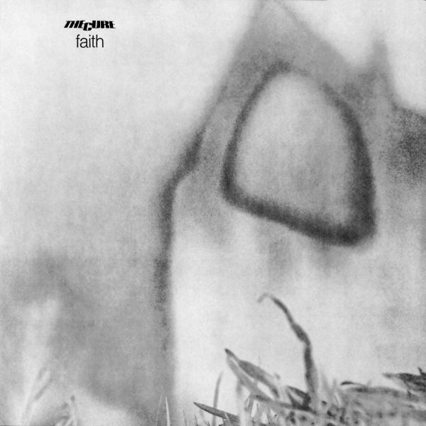Albumcover: 'Faith' von The Cure. Monochrom, verschwommenes Bild eines Gebäudes und Gras.