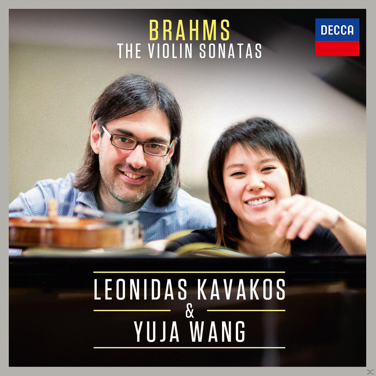 Album borító. Két mosolygó ember. Brahms The Violin Sonatas. Leonidas Kavakos & Yuja Wang.