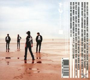 Albumcover mit vier Personen am Strand, weißem Text und dunklem Himmel im Hintergrund.