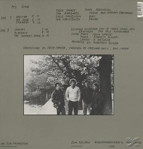 Albumcover mit Schwarzweißfoto von vier Männern vor einem Baum.