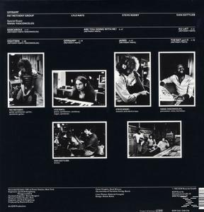 Album-Rückseite, schwarzer Hintergrund mit Fotos von Bandmitgliedern und Tracklisting-Informationen.