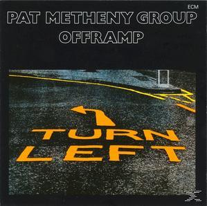 Albumcover mit den Worten "TURN LEFT" auf einer Straße.