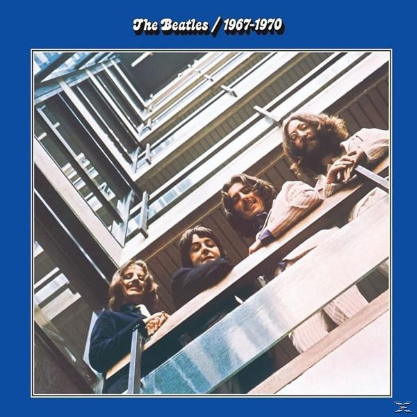 Albumcover für das Album The Beatles 1967-1970. Zeigt die Band auf einem Balkon mit blauem Rahmen.