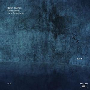 Album borító, absztrakt, kék és szürke tónusok. Szöveg: Ralph Towner, Eddie Gomez, Jack DeJohnette, Batik.
