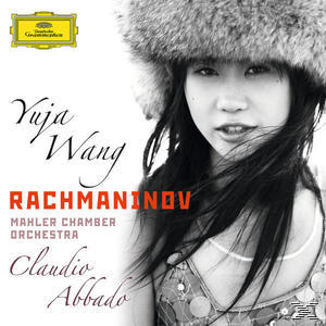Albumcover: Yuja Wang, Rachmaninow, Nahaufnahme einer Frau mit Pelzmütze, roter Text.
