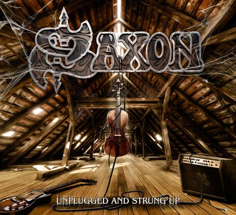 Saxon-Albumcover, das eine Geige und eine Gitarre in einem Dachboden zeigt. Das Logo der Band ist oben.