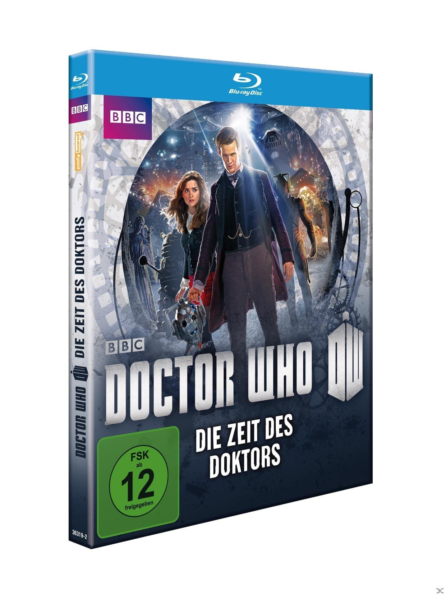 Blu-ray-Cover für Doctor Who: Die Zeit Des Doktors, Charaktere vor blauem Hintergrund.