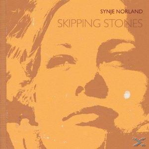 Albumcover von Synje Norland's 'Skipping Stones'. Zeigt ein stilisiertes orangefarbenes Gesicht und Text.