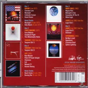 CD-Cover. Mehrere Bilder und Text auf rotem Hintergrund. Es enthält verschiedene Bilder.