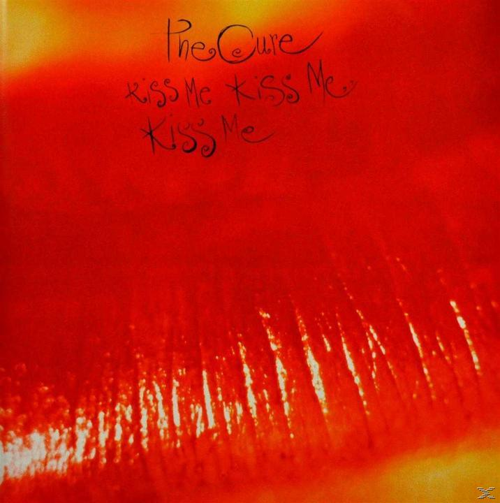 Roter Hintergrund mit den Worten 'The Cure' und 'kiss me kiss me kiss me'.