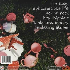 Ein Albumcover mit rosa Objekten auf Gras, darunter eine Teekanne und Tassen. Text lautet: