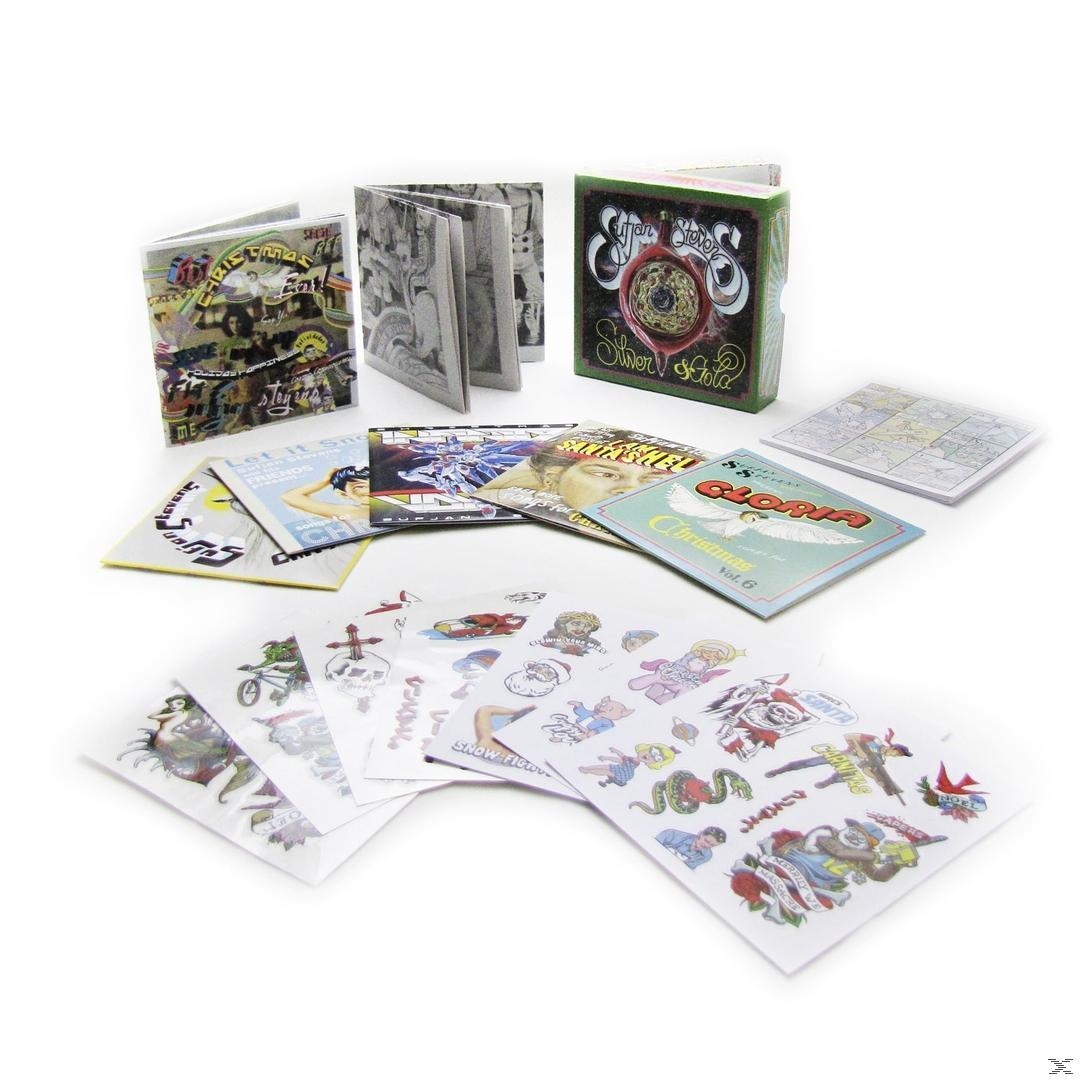 Sammlung von CDs, Aufklebern und Broschüren, angeordnet auf weißer Oberfläche.