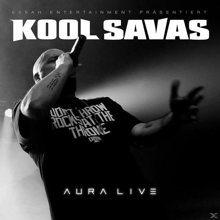 Kool Savas Albumcover. Mann mit Mikrofon, schwarzes Shirt mit Text, Schwarz-Weiß.