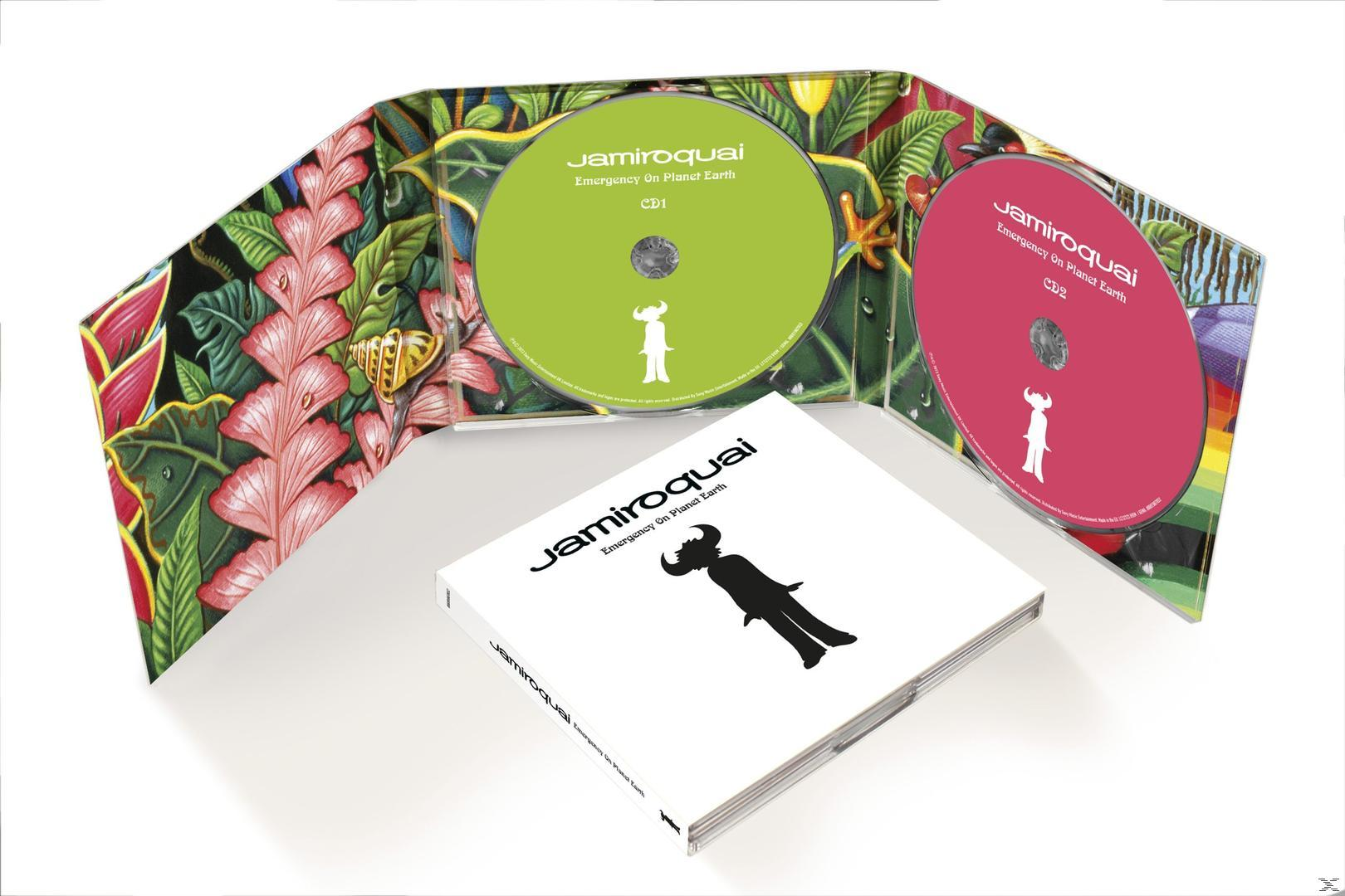 CD-Set mit weißem Cover und zwei CDs in einem farbenfrohen, tropisch gestalteten Foldout-Case.