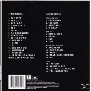 CD-Cover mit einer Liste von Songs und einem Barcode am unteren Rand. Schwarz-Weiß-Design.