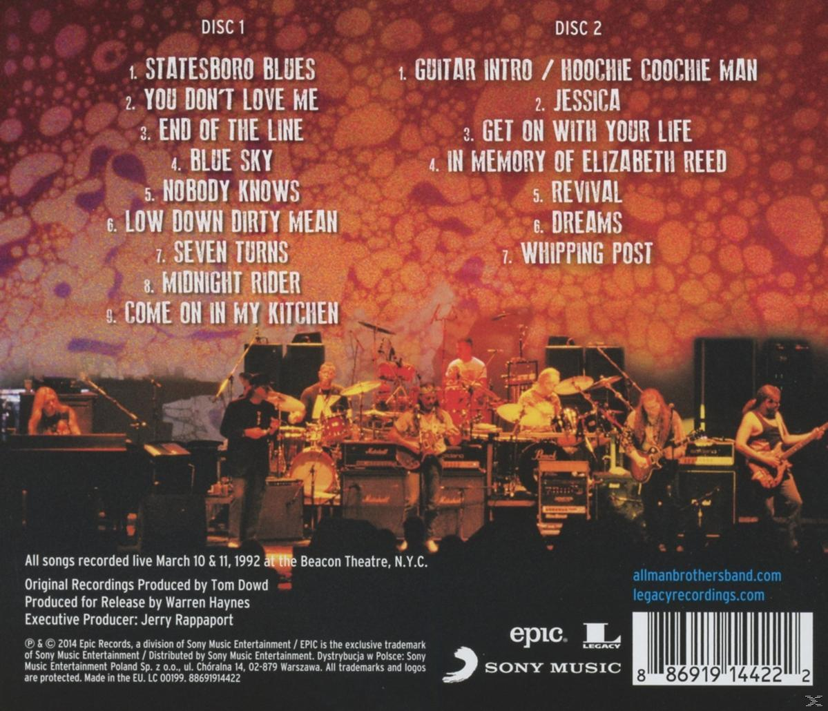 Albumcover: Allman Brothers Band. Text, eine Band spielt auf der Bühne. Orange- und Brauntöne.