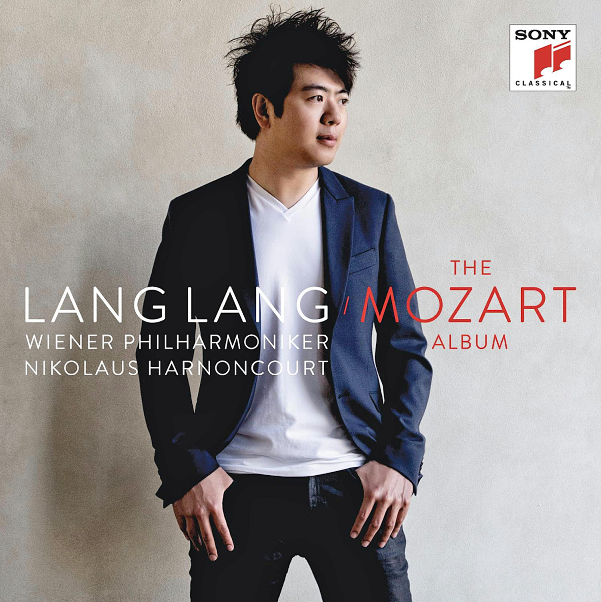 Albumcover mit Lang Lang. Titel: Lang Lang / Mozart. Hintergrund: eine schlichte Wand.