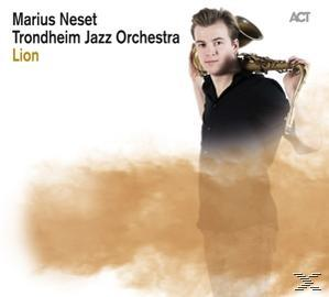 Albumcover mit einem Mann, der ein Saxophon hält, und Text mit Albumtitel und Künstlername.