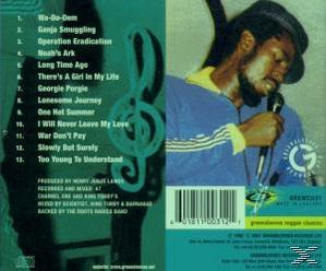 CD-Cover eines Reggae-Albums. Ein Mann mit Mikrofon vor türkis-schwarzem Hintergrund.