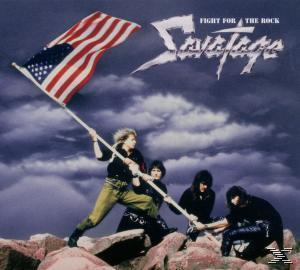 Band mit amerikanischer Flagge auf der Bühne, Titel 'Fight for the Rock' am Himmel, Bandmitglieder.