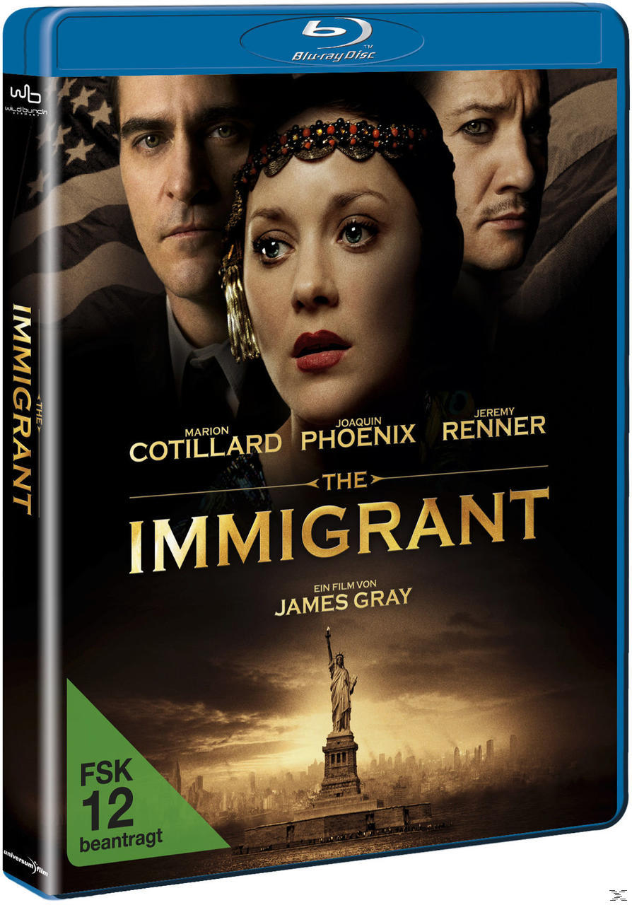 Filmcover. Ein dunkler Hintergrund mit drei Gesichtern und dem Titel 'The Immigrant'. Eine Stadt ist unten.