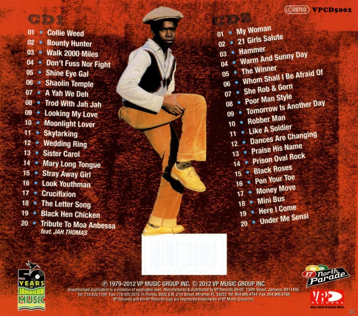 Albumcover: Mann mit Hut und Weste, Text, Trackliste und Logo. Braun und gelb.