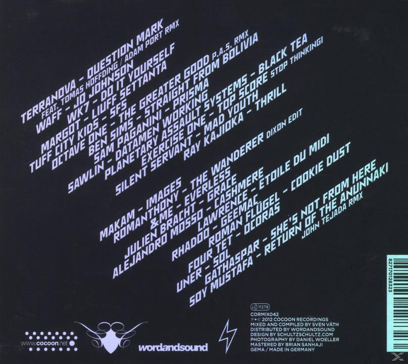 Schwarzes CD-Cover mit einer Liste von Namen und Songtiteln in Weiß. Ein Logo befindet sich unten links.