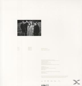 Monochrome Albumcover mit einer Personengruppe und Text.