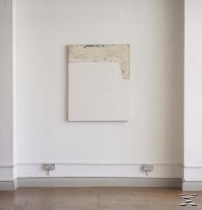 Moderne Kunst an einer weißen Wand.