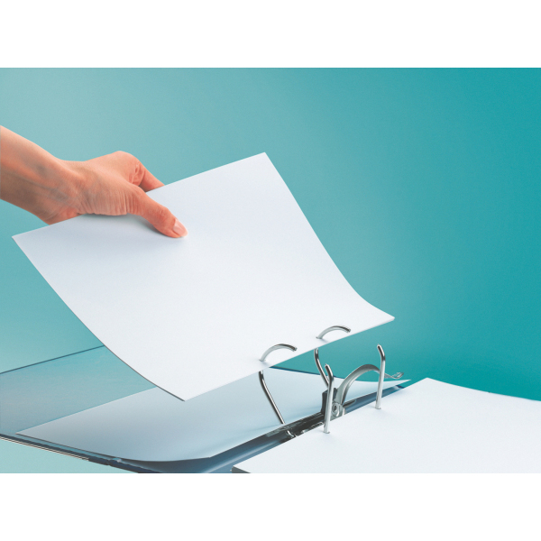 Hand legt ein weißes Papierblatt in einen Ordner. Der Hintergrund ist helltürkis.
