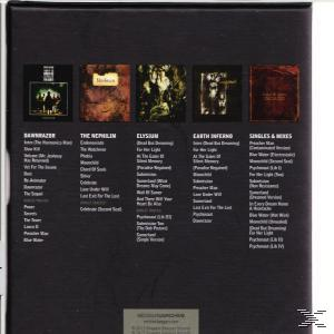 Albumcover mit mehreren Albumcovern. Eine Liste der Songtitel und der Name der Band unten.