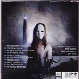 Albumcover Rückseite mit einer Person mit Maske und Titelliste.
