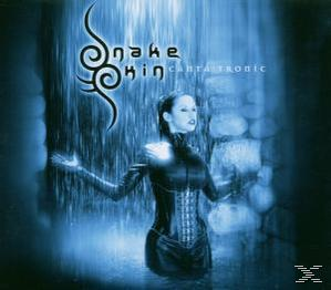 Albumcover: Eine Frau in einem futuristischen Anzug im strömenden Regen. Blauer Hintergrund mit Text.