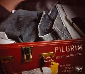 Albumcover mit rotem Koffer, Jeans und Papieren. Text: Pilgrim, Benny Lackner Trio.