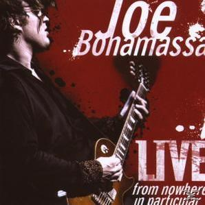 Albumcover: Joe Bonamassa spielt Gitarre auf einer Bühne, roter Hintergrund. Text: Joe Bonamassa Live.