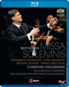 Blu-ray-Cover mit Dirigent und Orchester, die Beethoven spielen.