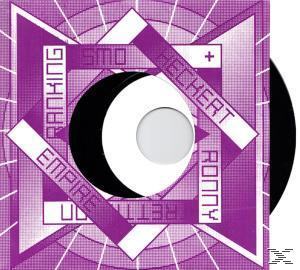 Albumcover mit geometrischen Formen und Text, in der Mitte befindet sich eine schwarze CD.