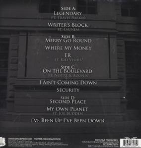 CD-Cover mit Titellisten. Der Hintergrund ist ein Graustufenbild eines Gebäudes.