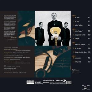 Albumcover: Rückseite. Bilder von Musikern, Gitarren. Text in Weiß, Schwarz und Grau. Text enthält Trackliste.
