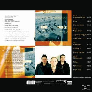 Rückseite einer CD mit Bandmitgliedern. Der Text ist links, das Cover-Art in der Mitte.