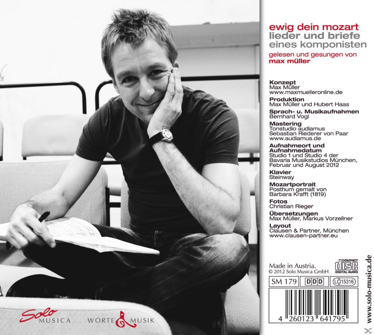 Albumcover eines Mannes, der ein Buch liest, Text und eine CD-Hülle mit weißem Hintergrund.