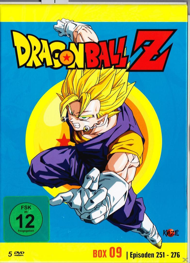 Anime-Figur, gelbe Haare, blauer Hintergrund mit Logo 'Dragon Ball Z'. Action-Pose.