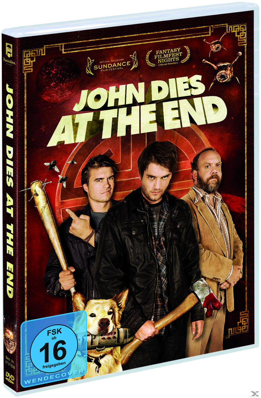 DVD-Cover: Drei Männer mit Waffen, Hund und Filmtitel 'John Dies at the End'. Das Cover ist dunkelrot.