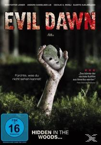 DVD-Cover zeigt eine Hand, die einen Puppenkopf hält, der aus einem Wald auftaucht.